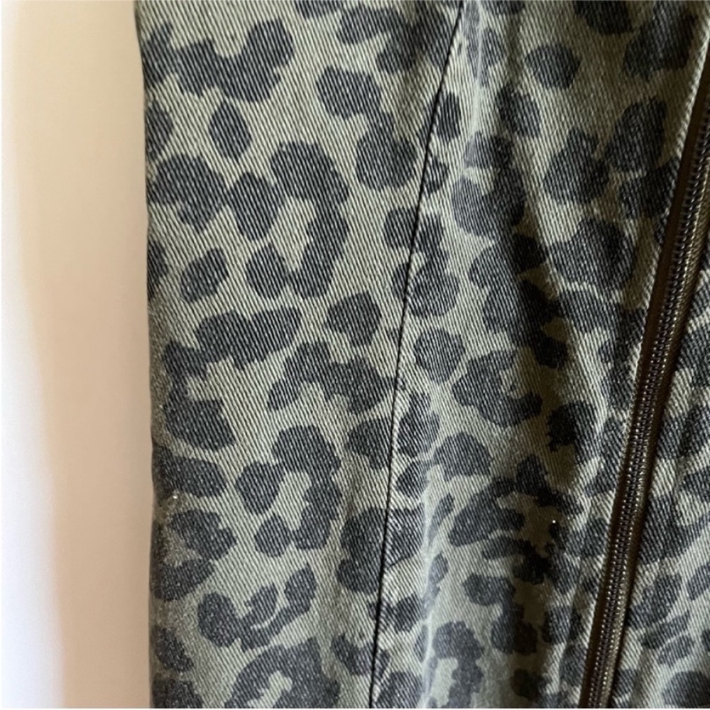 She + Sky jumper olive green brown cheetah print denim sleeveless zip up - Picture 2 of 7